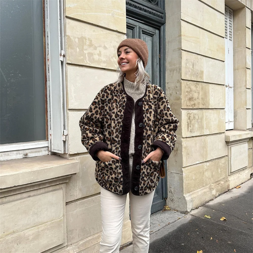 Jacket with O-neck and leopard print