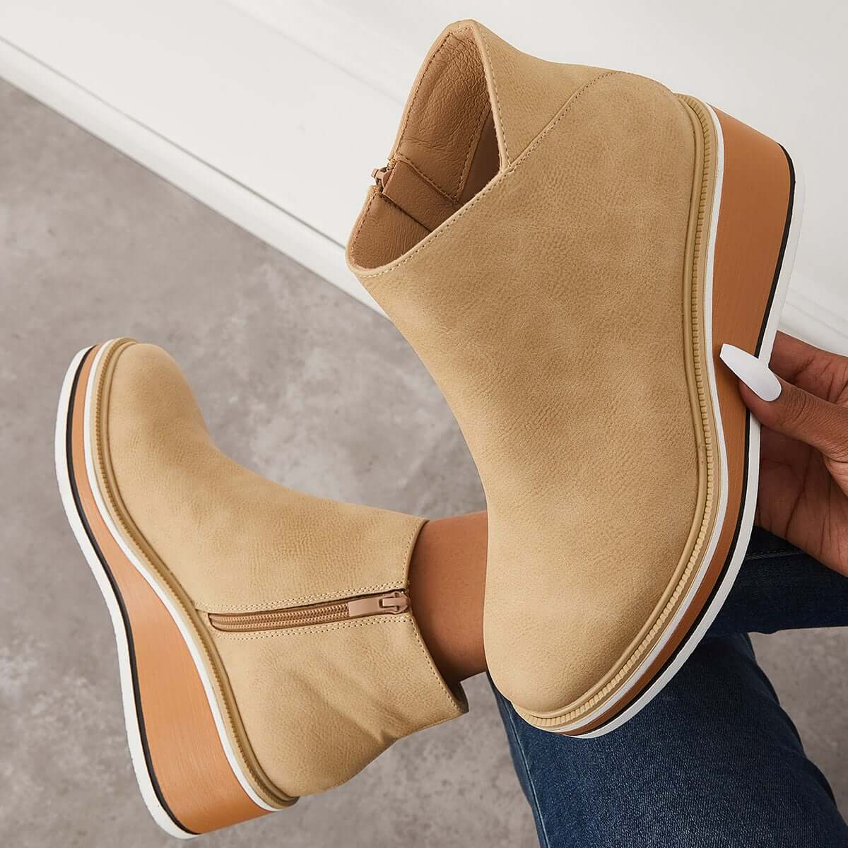 Stylish ankle boots with zip and platform