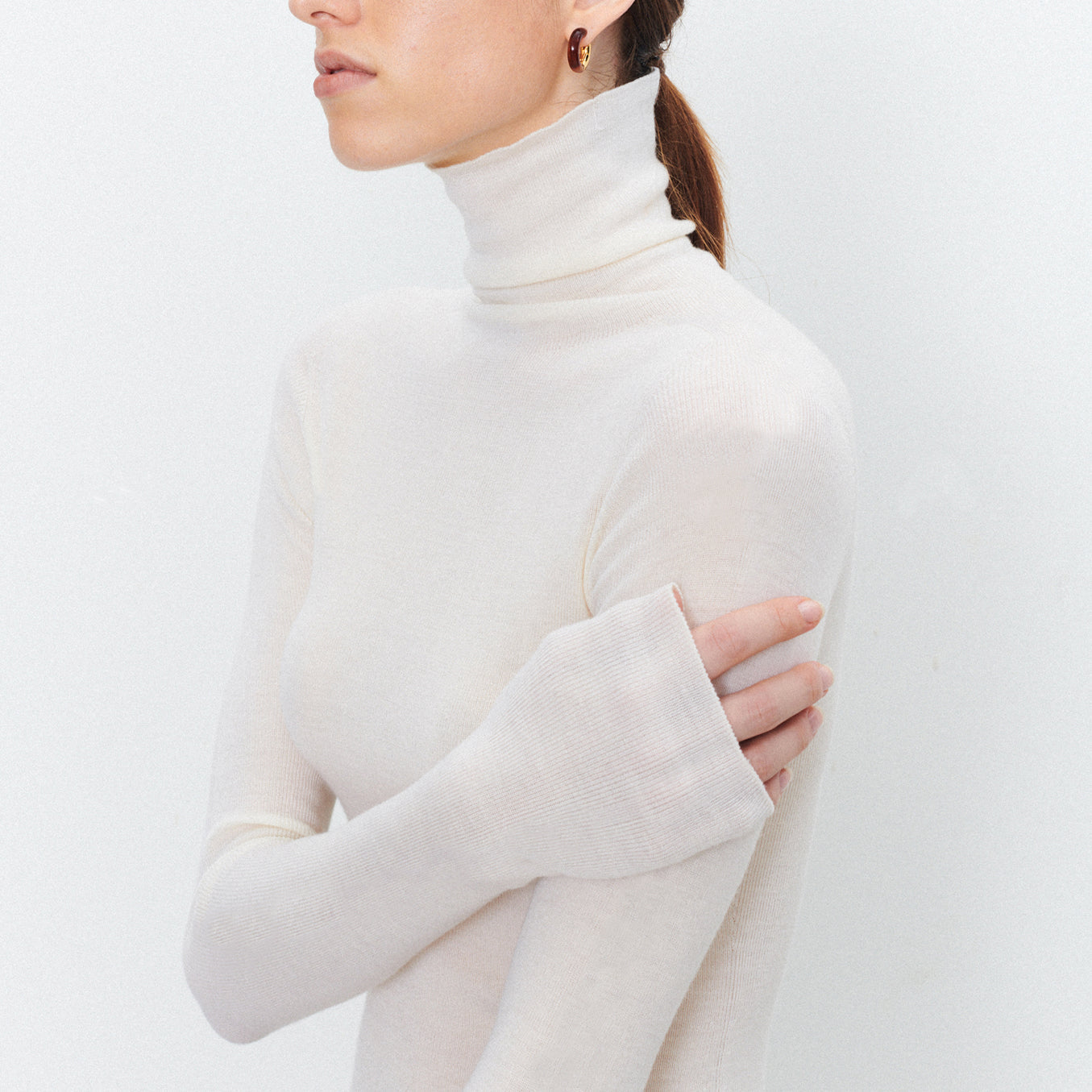 Plain-coloured long-sleeved knitted top with high neckline