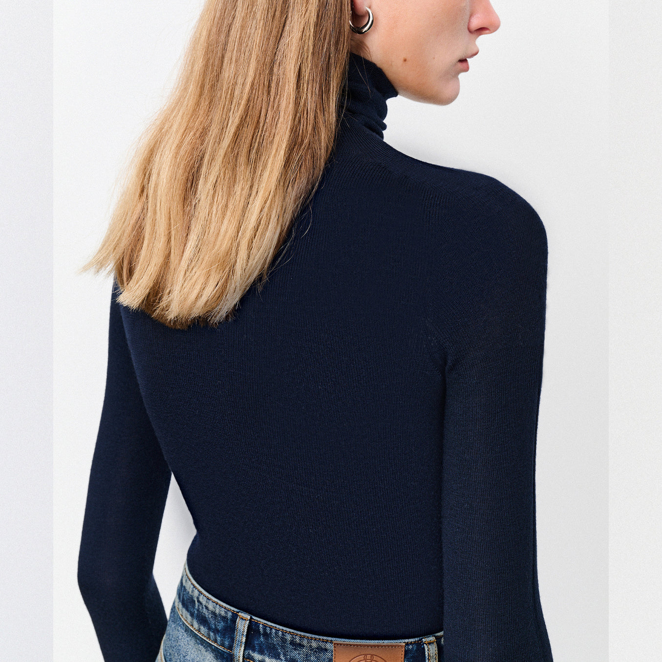 Plain-coloured long-sleeved knitted top with high neckline