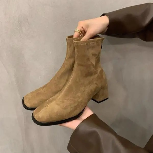 Women's Chelsea Boots in Leather with Non-Slip Sole