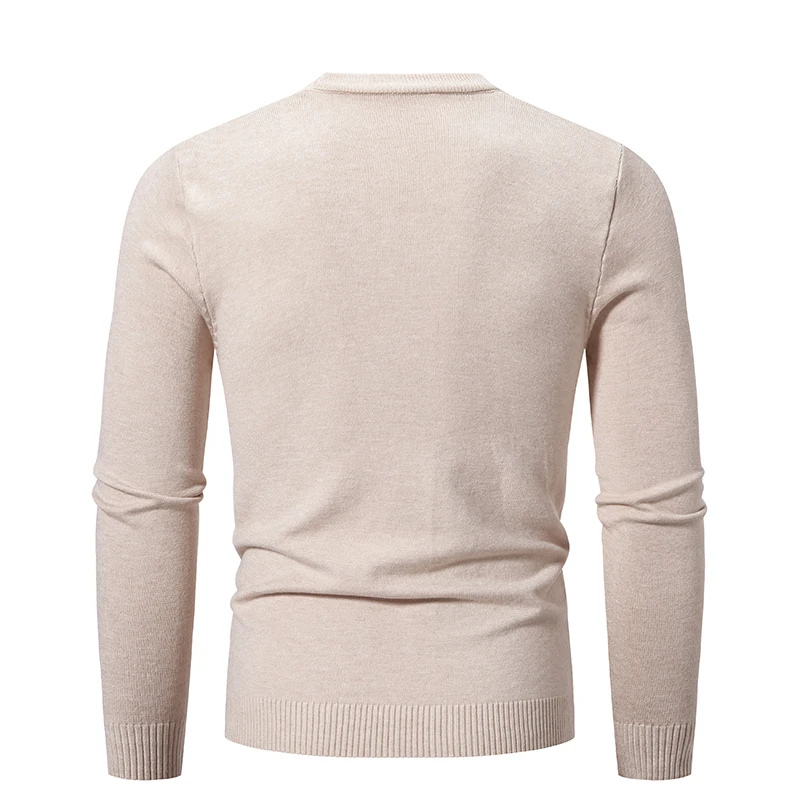 Simple round neck men's jumper with comfortable cut