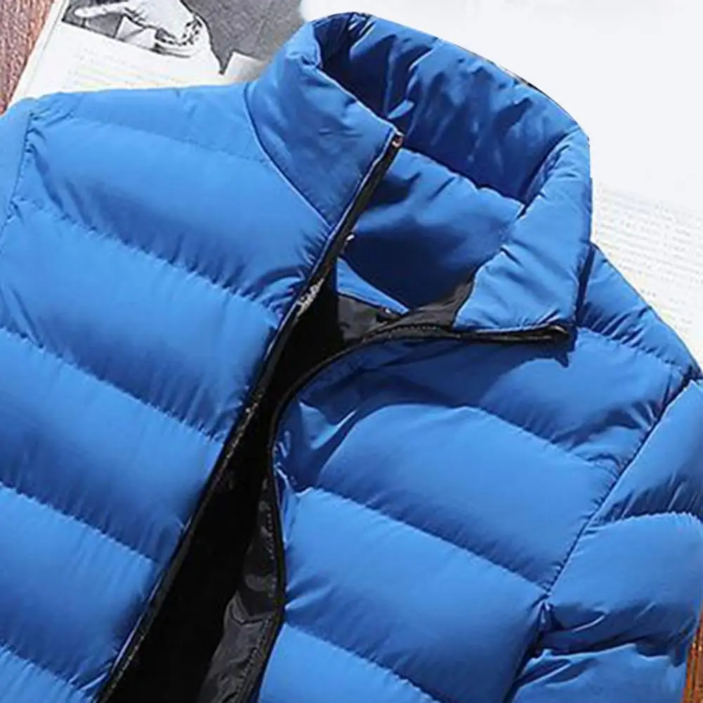 Men's puffer jacket with insulation and side pockets