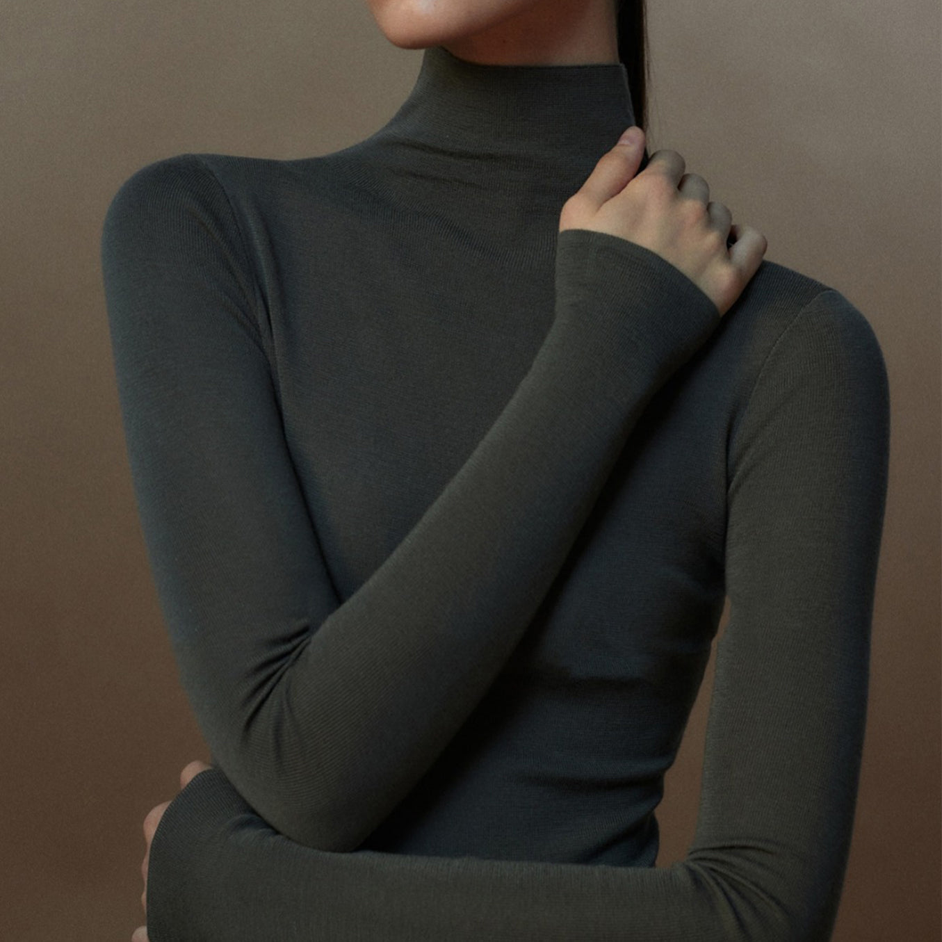 Plain-coloured long-sleeved knitted top with high neckline