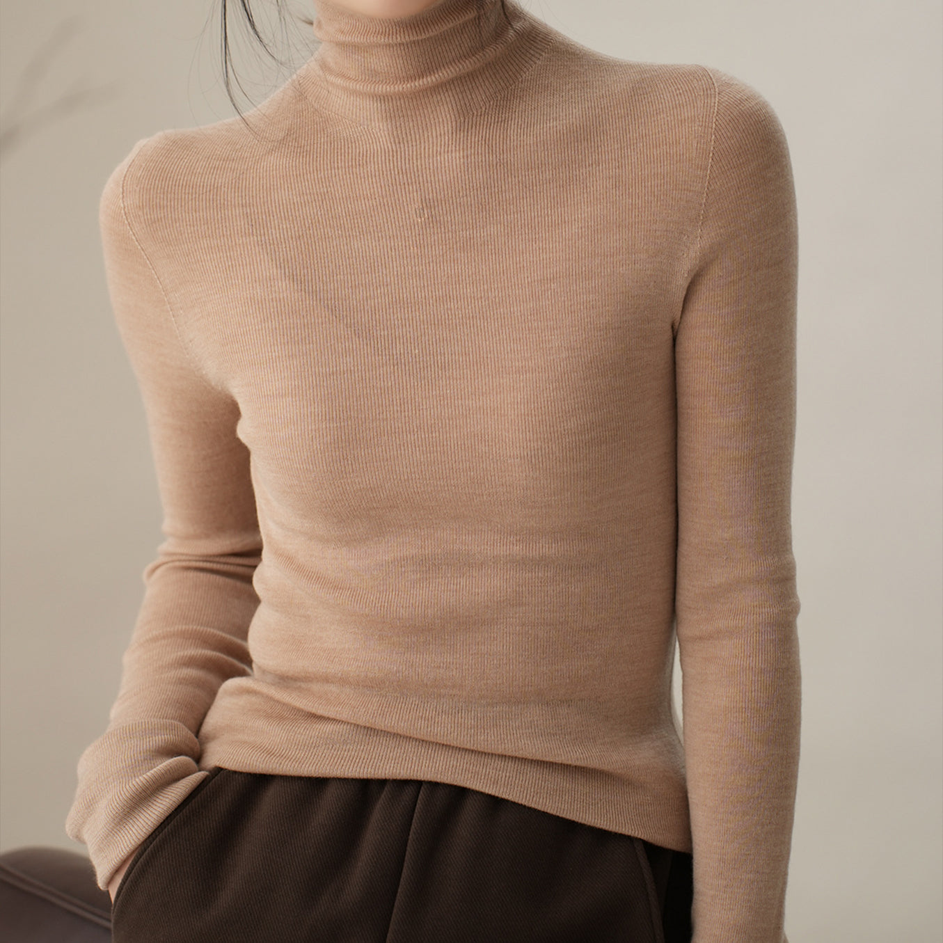 Plain-coloured long-sleeved knitted top with high neckline