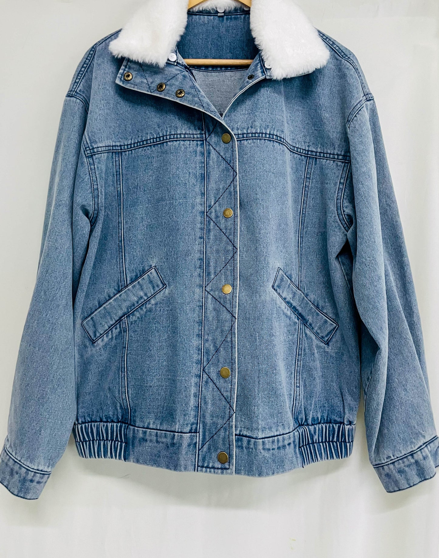 Women's denim jacket with fleece collar and modern cut