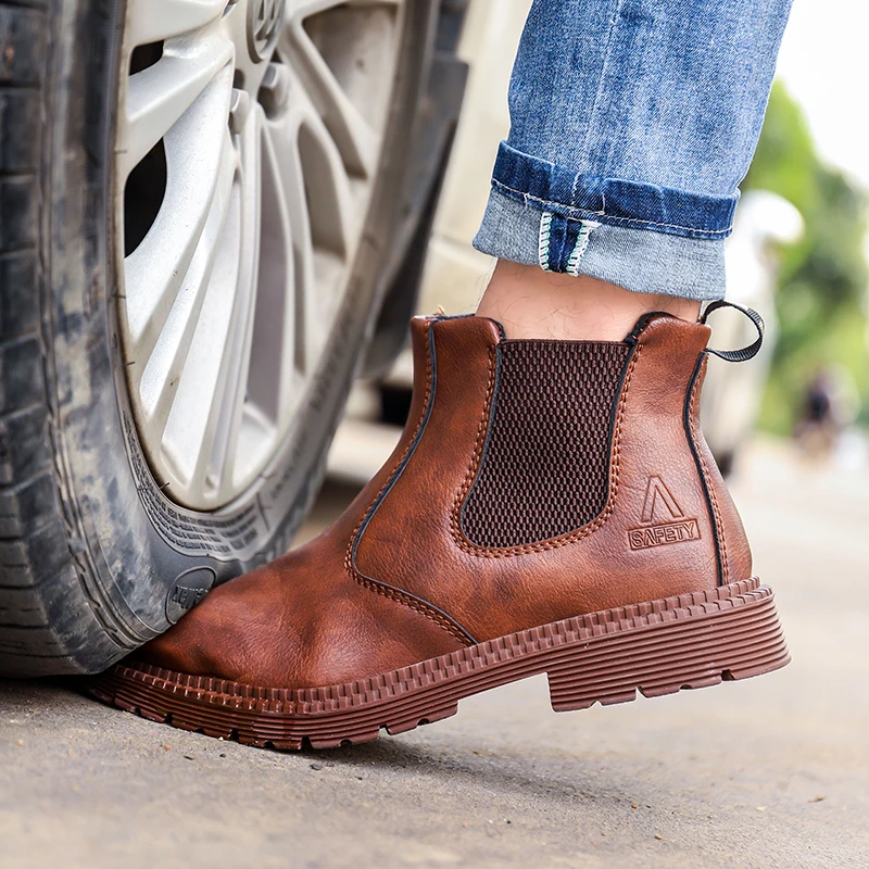 Boots with elasticated inserts and robust rubber sole