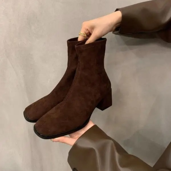 Women's Chelsea Boots in Leather with Non-Slip Sole