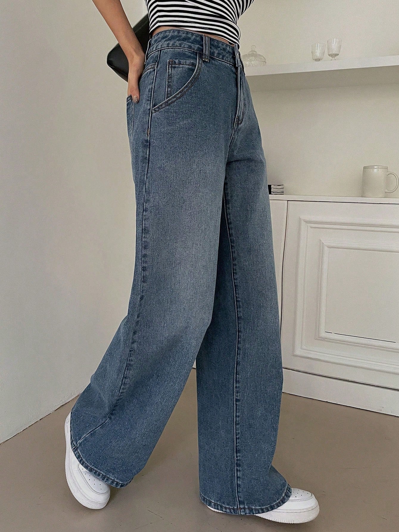 Women - High-Waist Wide Jeans - Comfortable Denim - Figure-Flattering Style for Everyday Elegance