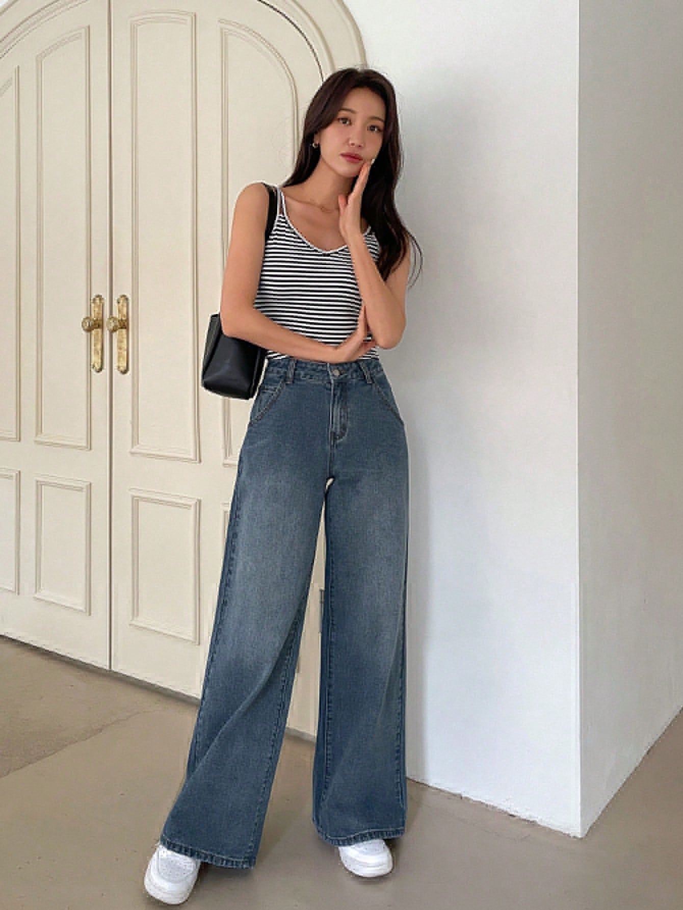 Women - High-Waist Wide Jeans - Comfortable Denim - Figure-Flattering Style for Everyday Elegance