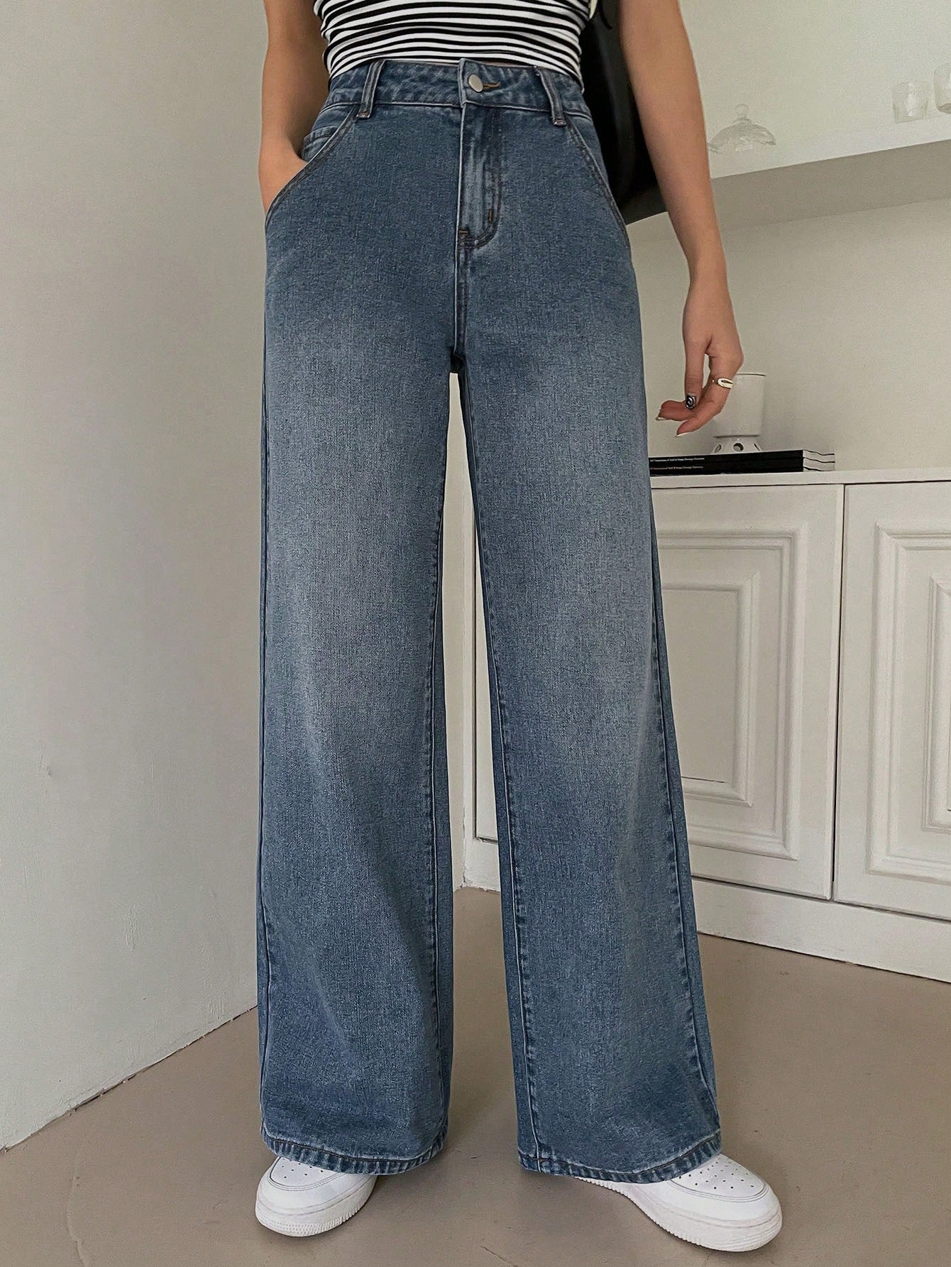 Women - High-Waist Wide Jeans - Comfortable Denim - Figure-Flattering Style for Everyday Elegance