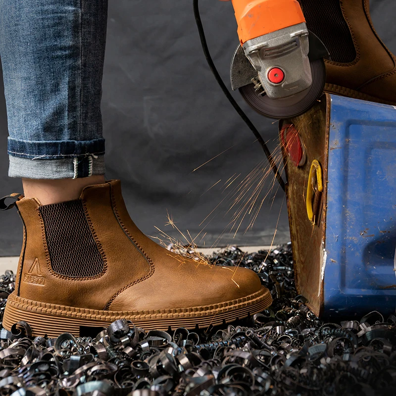 Boots with elasticated inserts and robust rubber sole