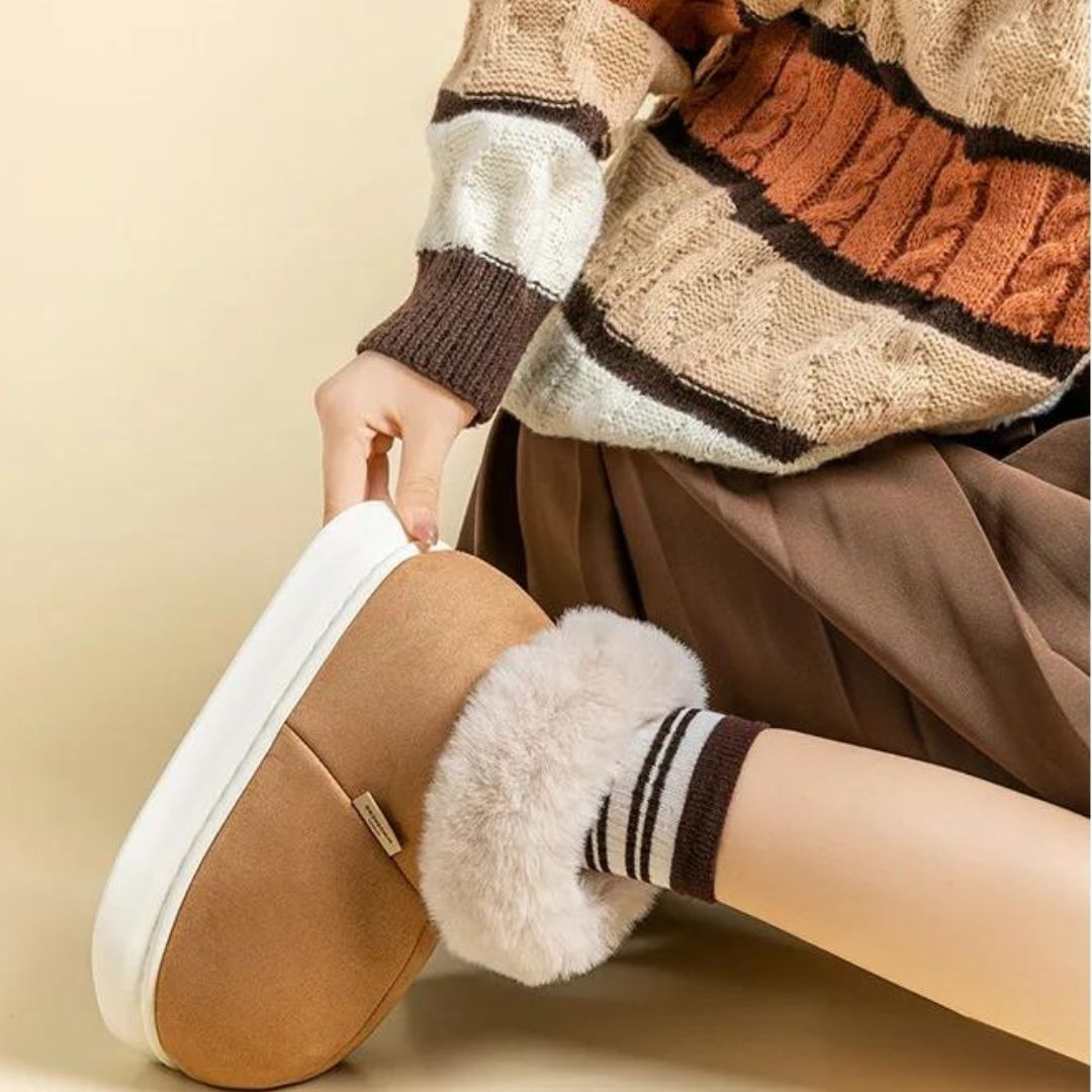 Elegant slippers in suede look with faux fur