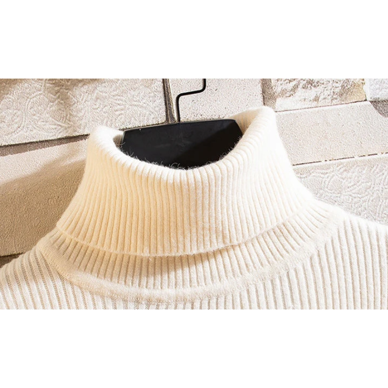 Stylish turtleneck jumper with ribbed structure