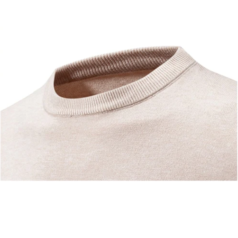 Simple round neck men's jumper with comfortable cut