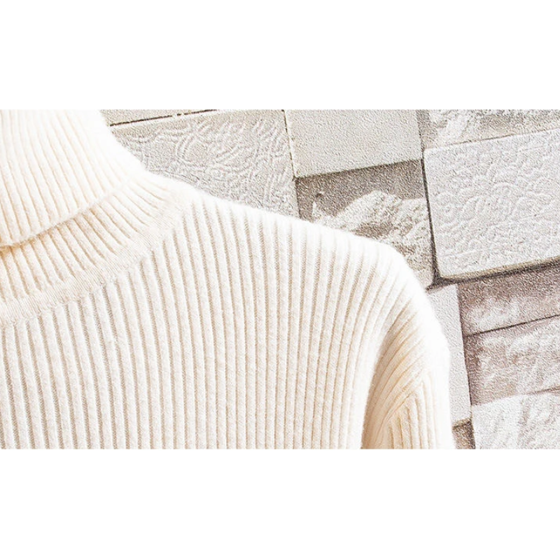 Stylish turtleneck jumper with ribbed structure