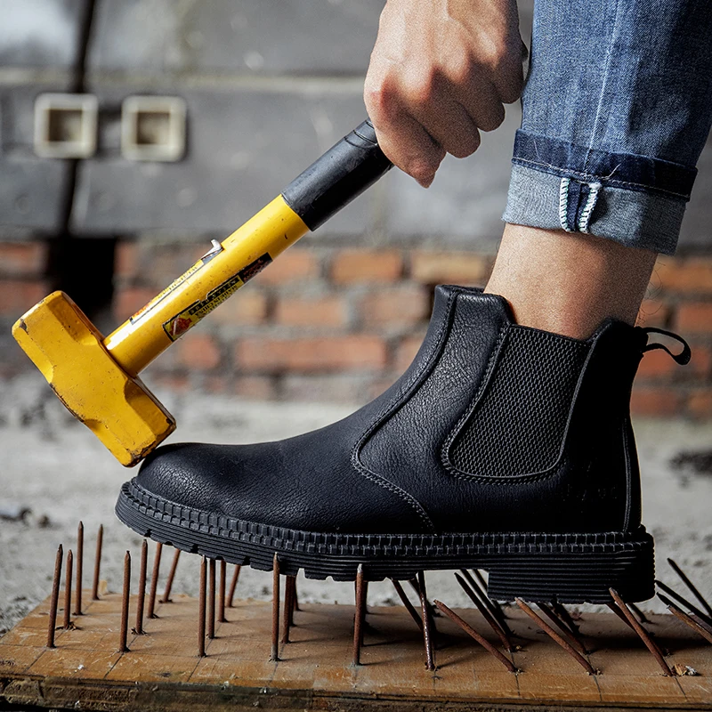 Boots with elasticated inserts and robust rubber sole