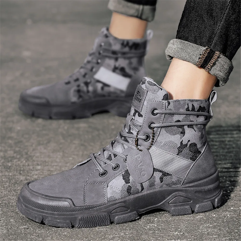 Boots with camouflage pattern and hard-wearing sole