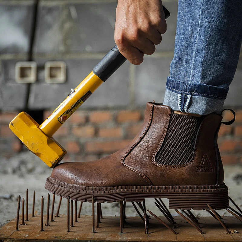 Boots with elasticated inserts and robust rubber sole