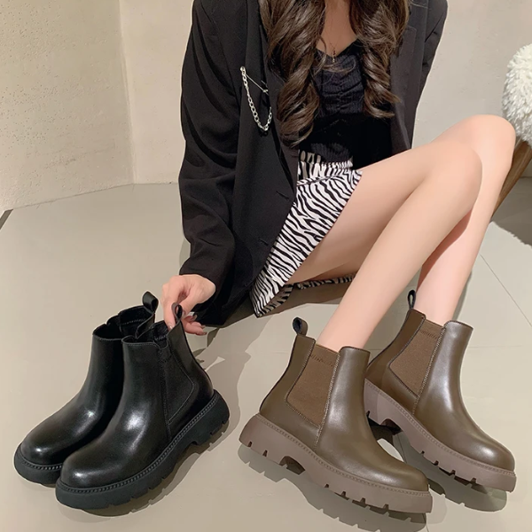 Women's Chelsea Boots in Leather with Non-Slip Sole