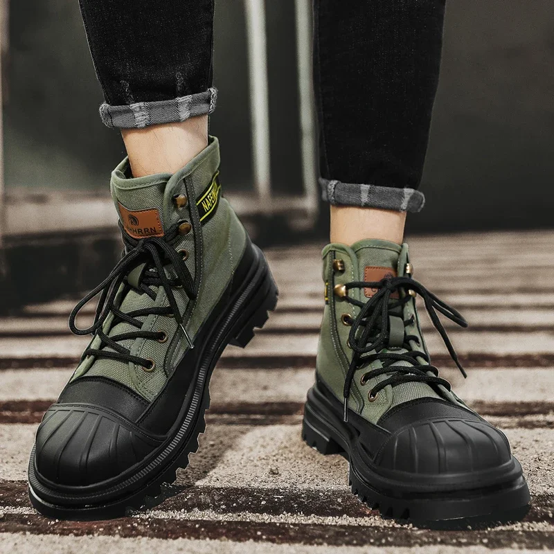 Boots with reinforced toe cap and robust canvas upper material