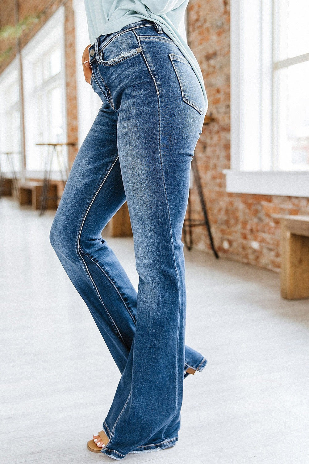 Women - Flare Jeans - High Waist Classic Fit - Effortlessly Chic Style for Every Occasion