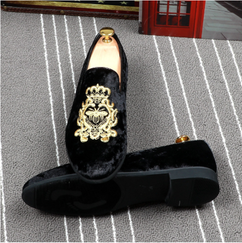 Comfortable casual shoes in Korean style with embroidery