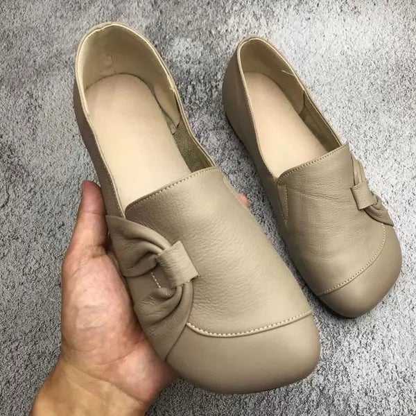 Classic leather shoes with bow