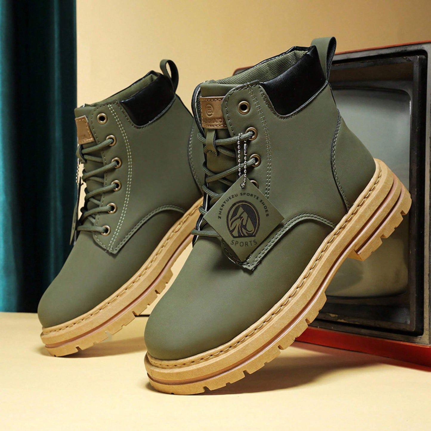 Robust leather boots with non-slip platform sole