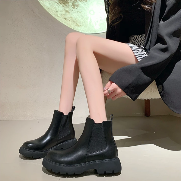 Women's Chelsea Boots in Leather with Non-Slip Sole