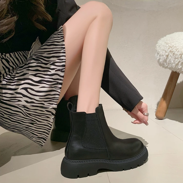 Women's Chelsea Boots in Leather with Non-Slip Sole