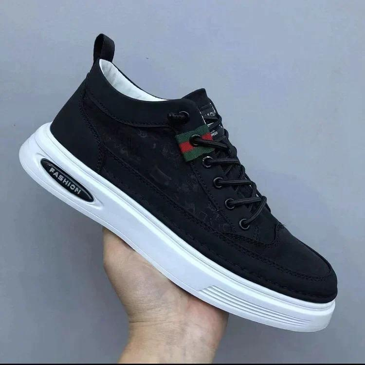 Trendy men's sneakers with padded sole and laces