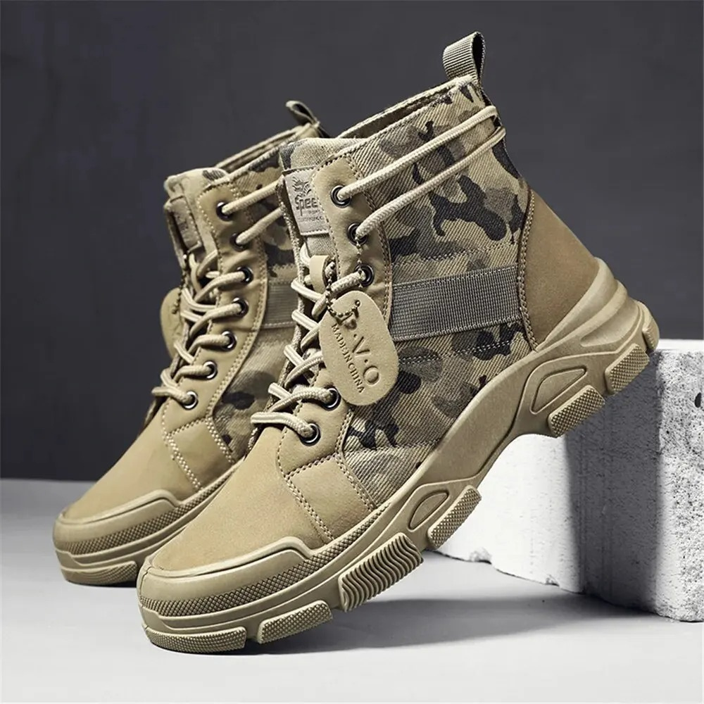 Boots with camouflage pattern and hard-wearing sole