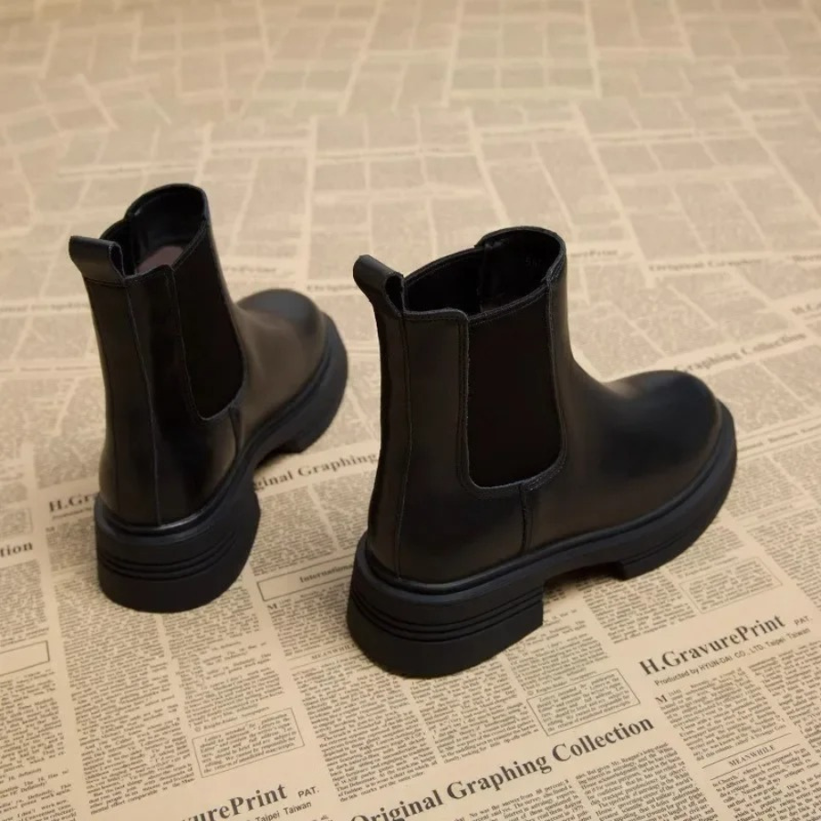 Women's Chelsea Boots in Leather with Elastic Sides