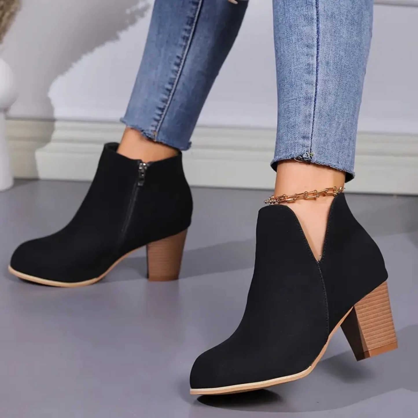 Ankle Boots with Block Heel, V-Snit and Side Zip