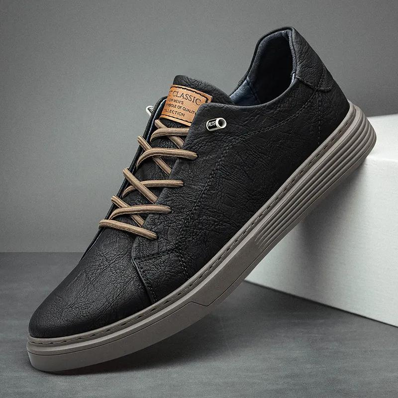 Fashionable men's sneakers with comfort sole and laces