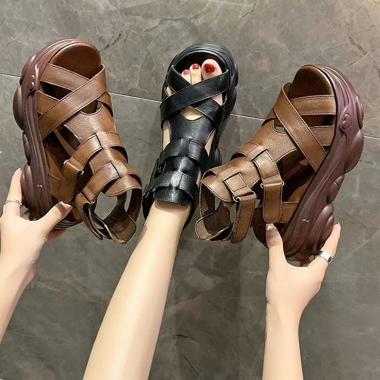 Fashionable criscross sandals