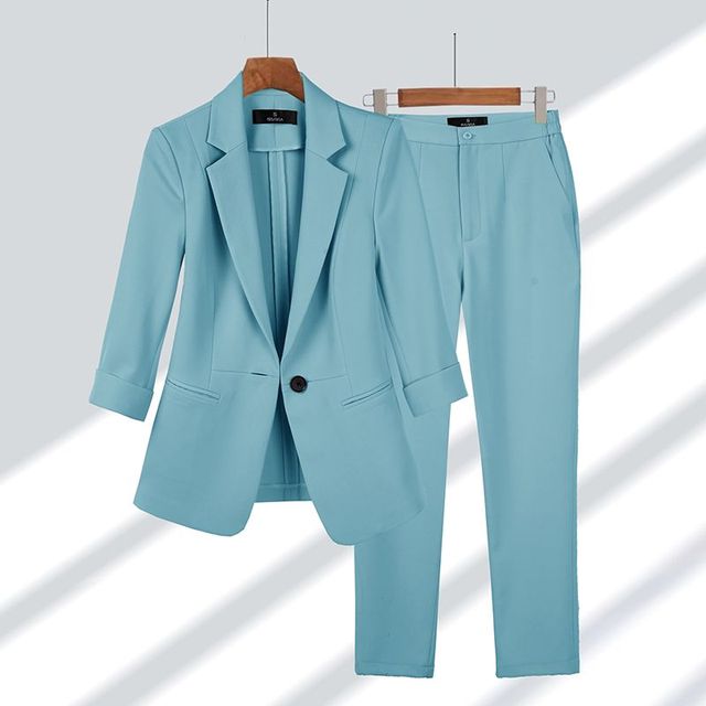 Women - Fitted Blazer and Trousers Set - Stylish Office Wear - Comfortable Fabric - Business Attire