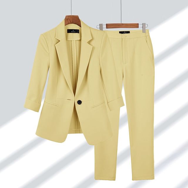 Women - Fitted Blazer and Trousers Set - Stylish Office Wear - Comfortable Fabric - Business Attire