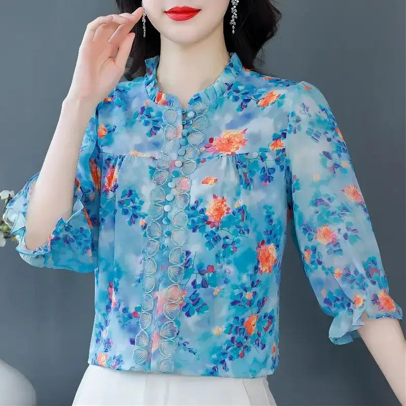 Half-high collar blouse with print and ruffles