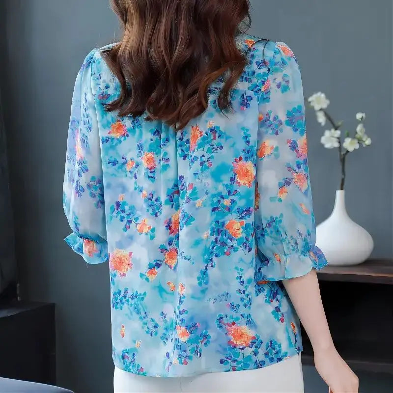 Half-high collar blouse with print and ruffles