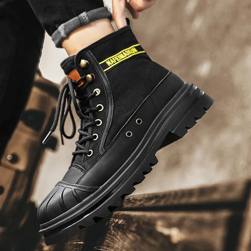 Boots with reinforced toe cap and robust canvas upper material