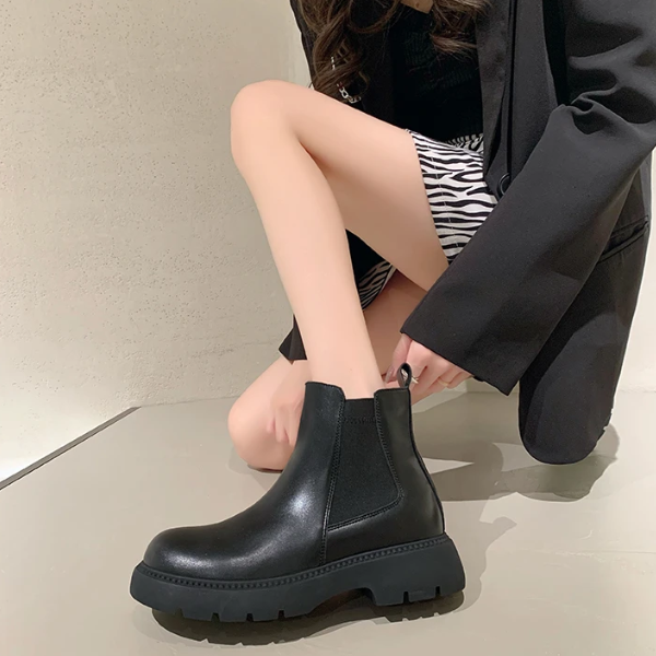 Women's Chelsea Boots in Leather with Non-Slip Sole