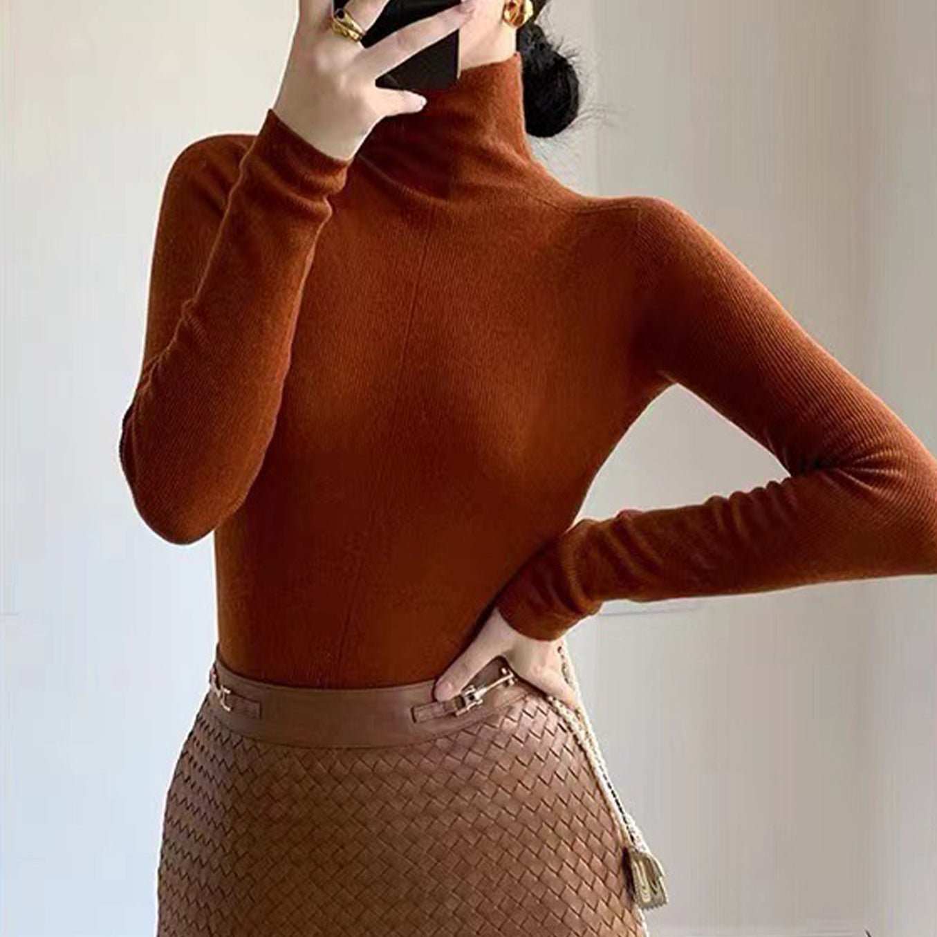 Plain-coloured long-sleeved knitted top with high neckline