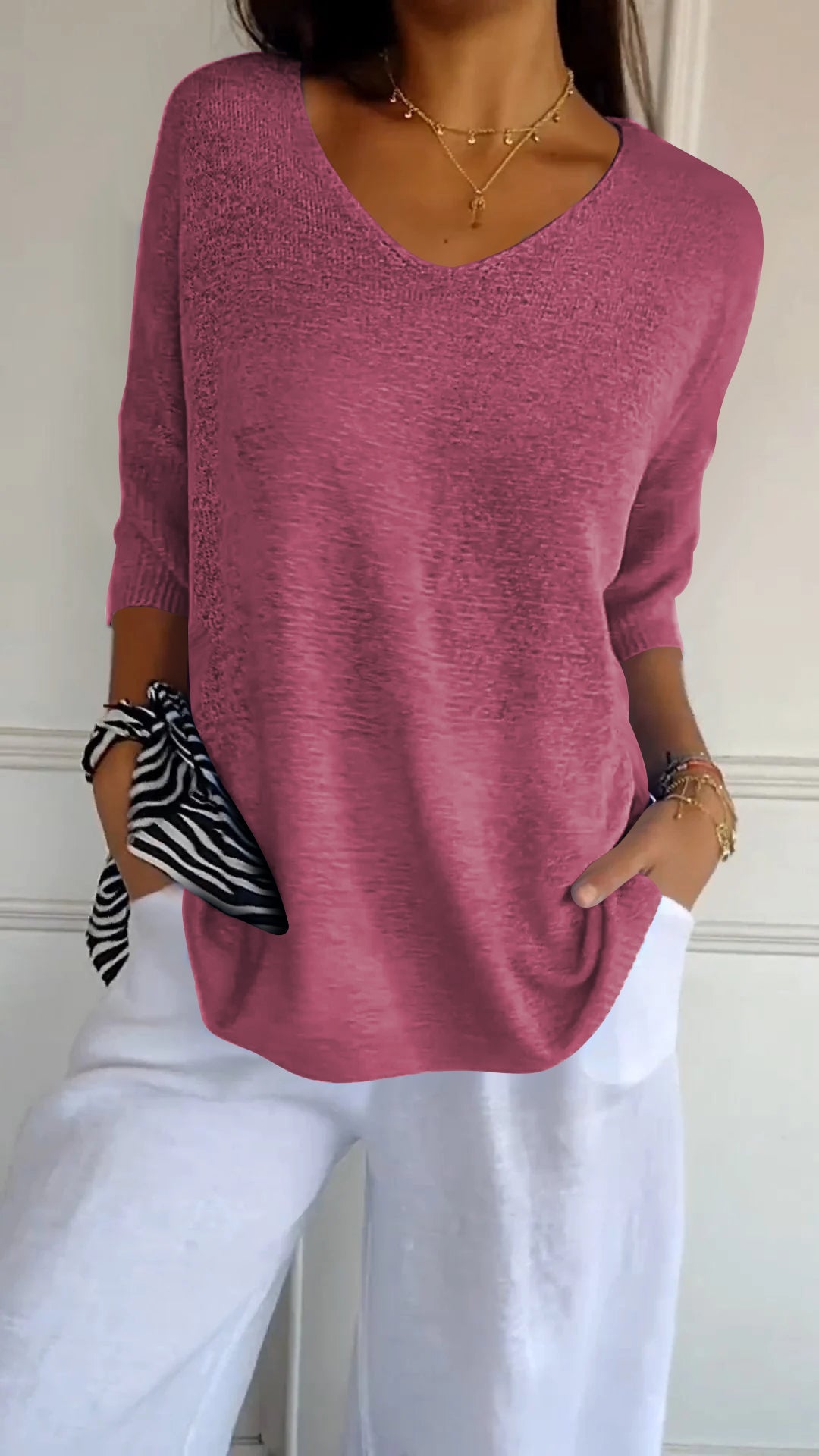 Single-coloured knitted top with V-neckline