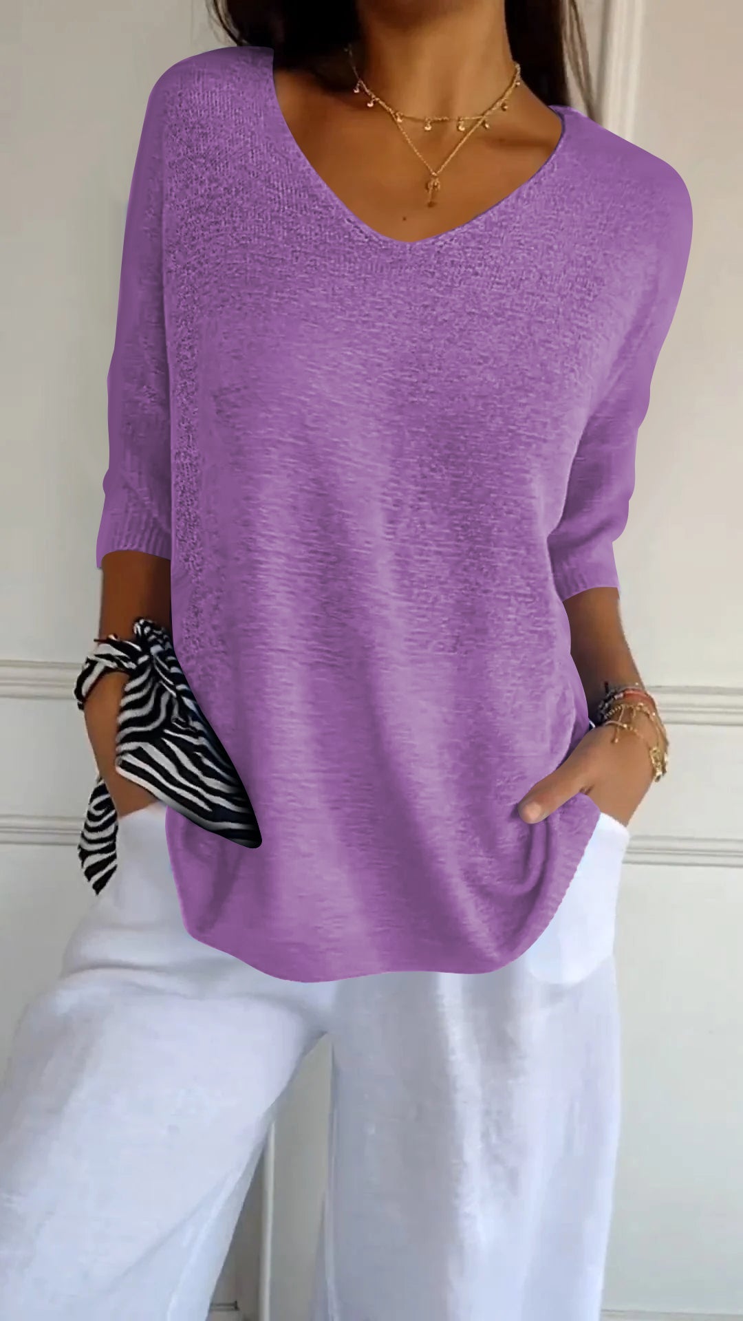 Single-coloured knitted top with V-neckline