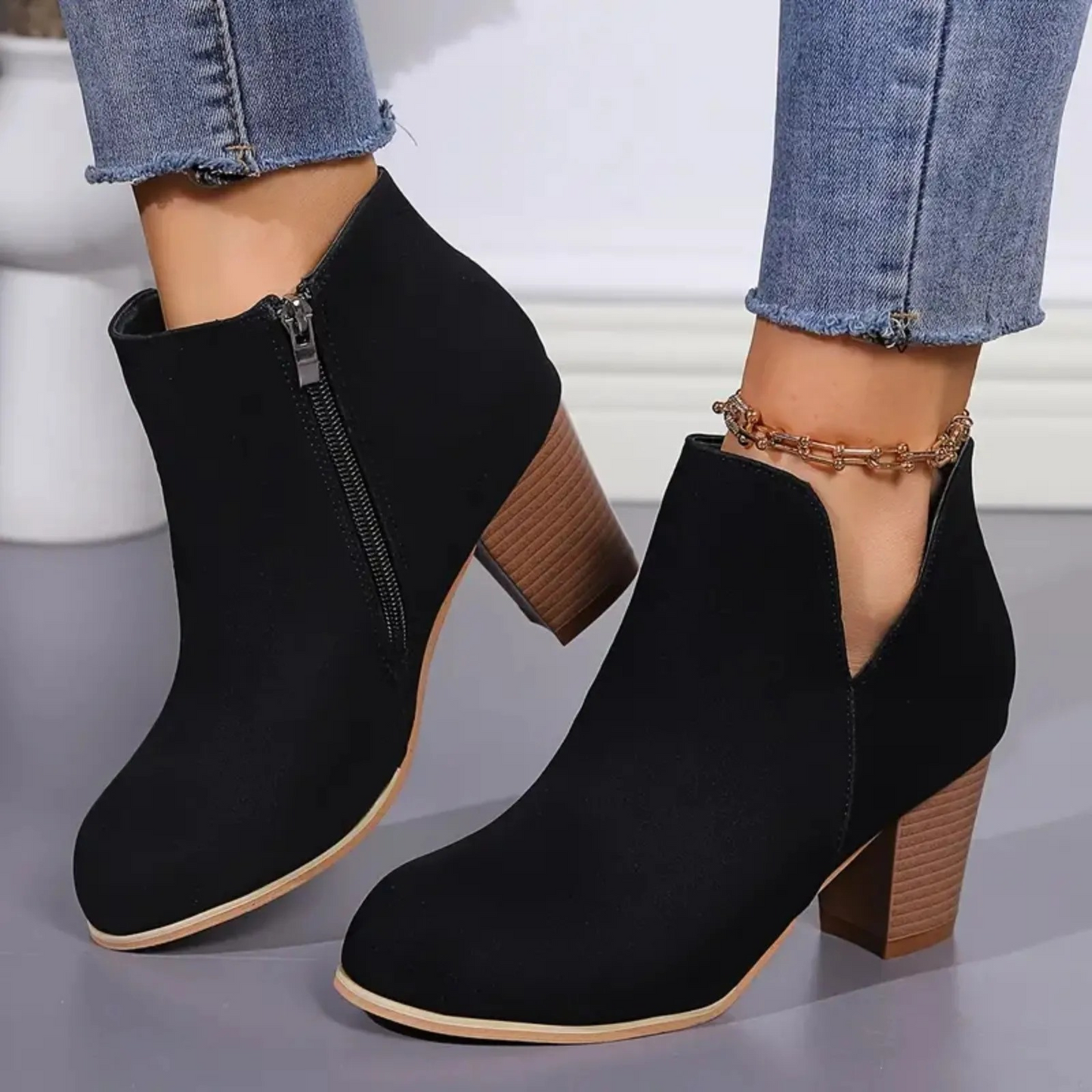 Ankle Boots with Block Heel, V-Snit and Side Zip