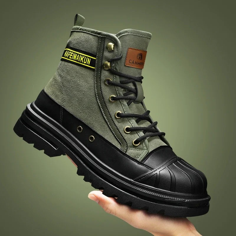 Boots with reinforced toe cap and robust canvas upper material