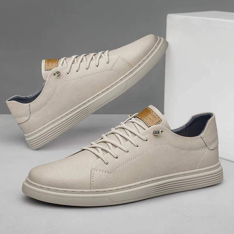 Fashionable men's sneakers with comfort sole and laces