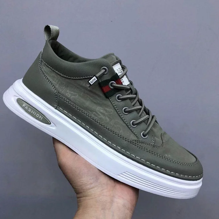 Trendy men's sneakers with padded sole and laces